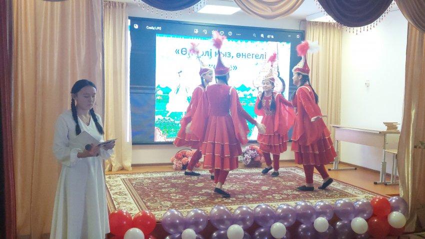 "Өнерлі қыз, өнегелі жеңге" тақырыбында өткен жеңгесі мен қайын сіңілісі жарысы
